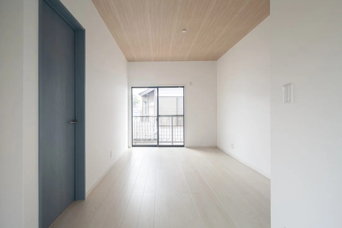 板張りの天井と、青い建具のある部屋